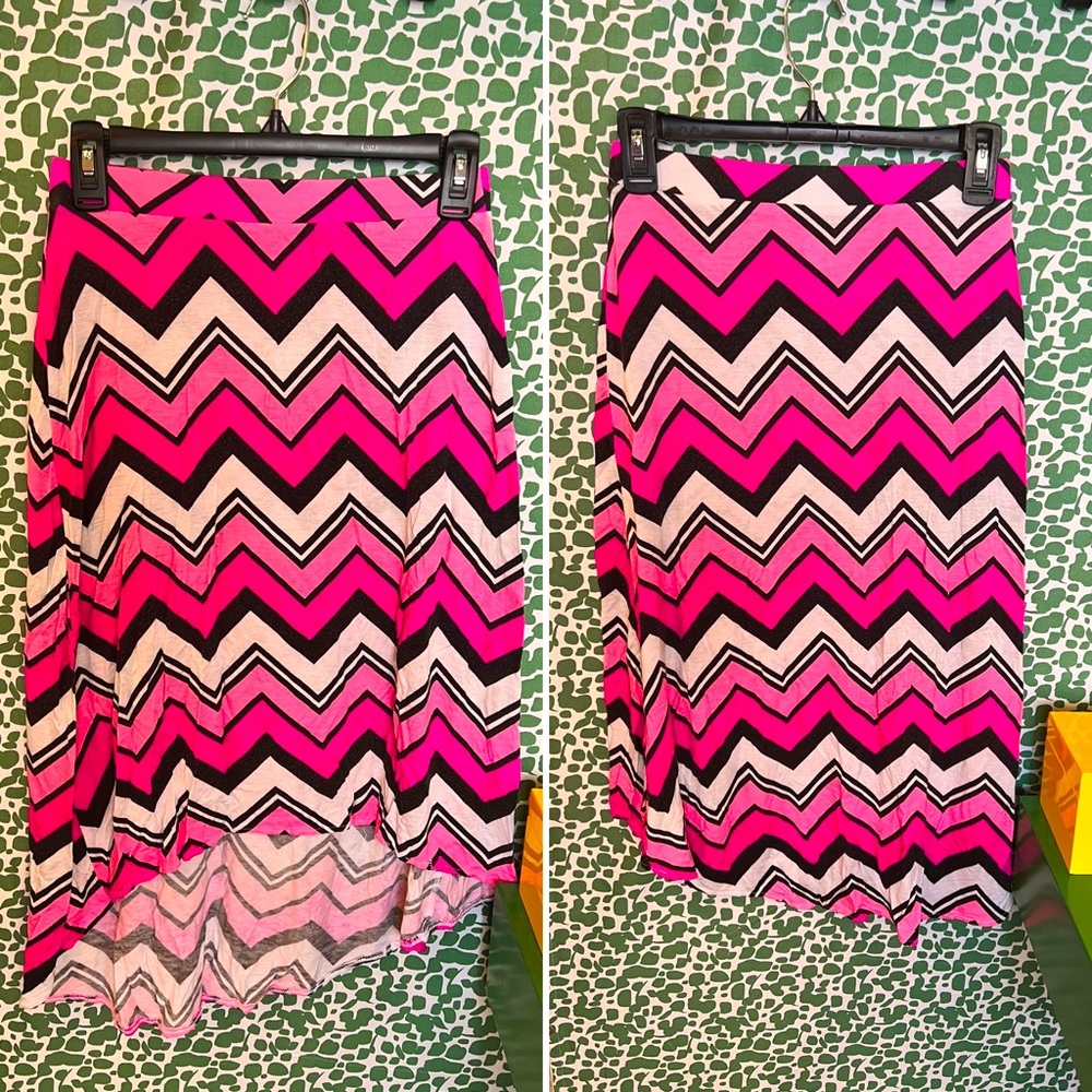 NWOT Brand: Total Girl. Size:L Colors pink white gray, in a chevron pattern.